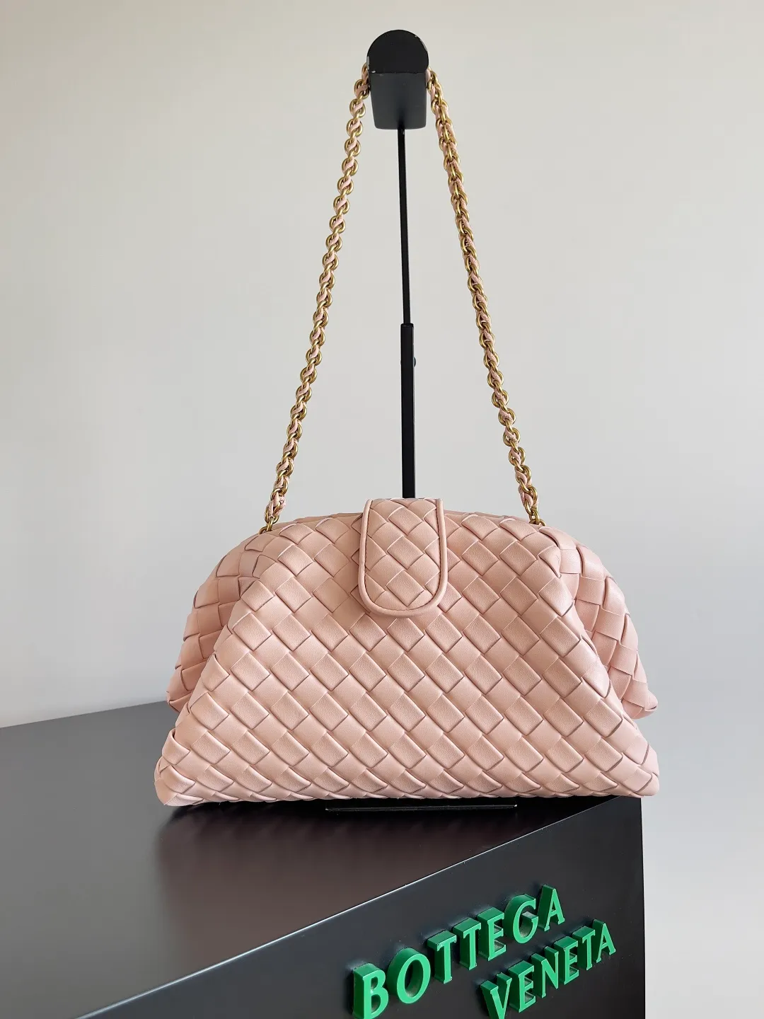 Batch 2260 BOTTEGA VENETA Lady's LAUREN CLUTCH Chain Clutch was inspired by 40 years ago. It is a perfect fusion of classic and modern bags. It is effortless and fashionable for any occasion and at any time. The newly added detachable metal chain allows people to have more ways to carry it. It is grand and elegant. Style No.: 785807 Size: 31.5*16.5*11cm